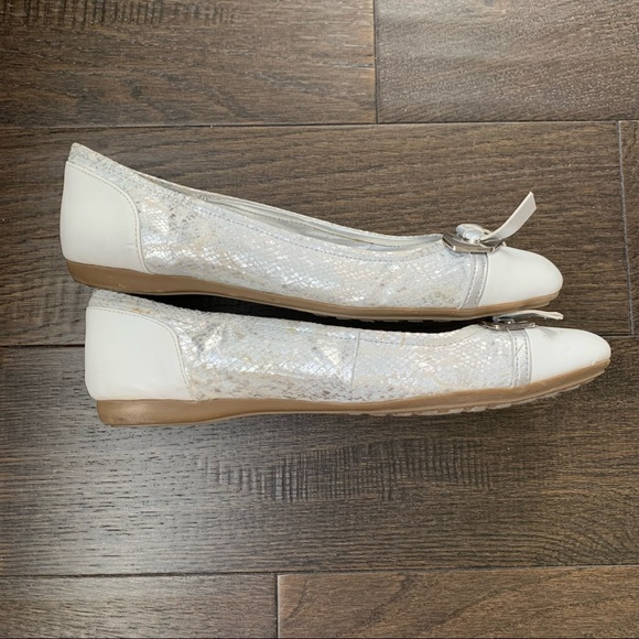 Bandolino Size 7.5 White Women’s Flats - Picture 4 of 10